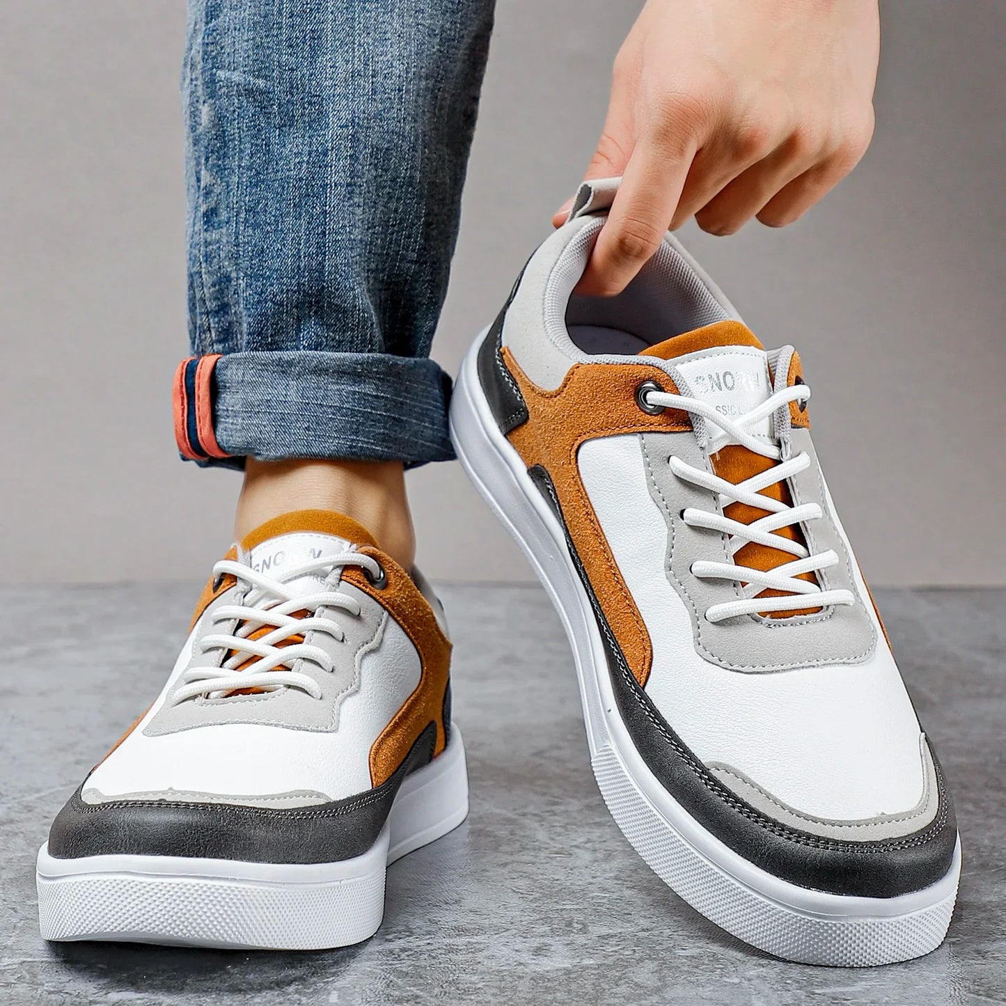 Adi Sneaker